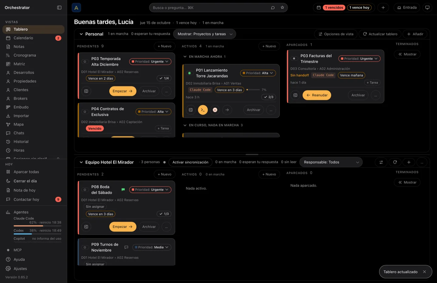 El tablero de Orchestrator: una barra lateral a la izquierda con las vistas y los dos espacios, y al lado los dos tableros uno encima del otro, cada uno con su propia barra. Las tarjetas de proyecto están en tres columnas: pendientes, activos y aparcados. Cada tarjeta nombra el proyecto y su área; una en marcha muestra el agente, cuánto contexto lleva usado y cuándo se movió por última vez, una está marcada como que espera tu respuesta, y cada fecha de entrega es una etiqueta pequeña con color según lo cerca que esté.