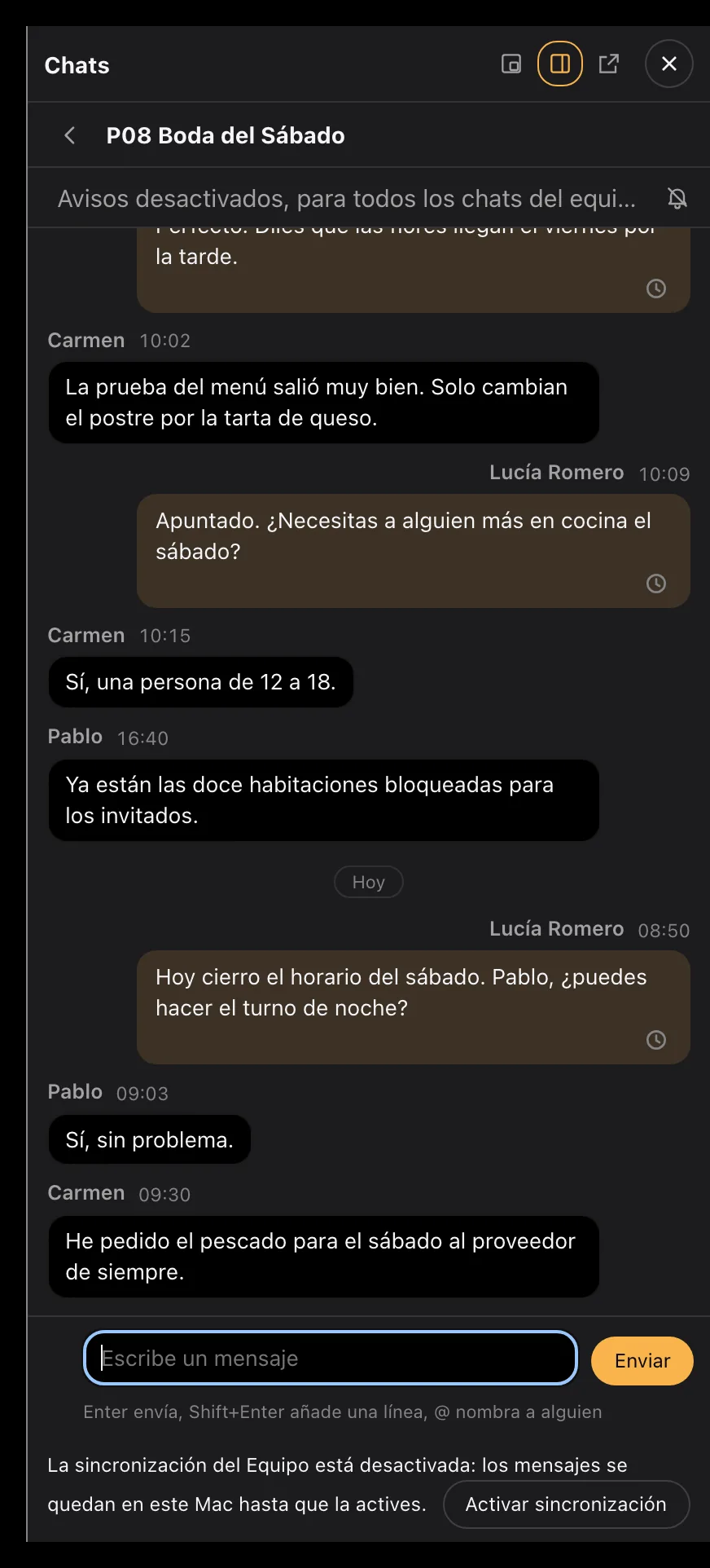El panel de detalles de un proyecto de equipo con su chat abierto: mensajes de tres personas a lo largo de la mañana, sobre un simulacro de conmutación por error y un paso de reversión, y una caja para escribir a todo el proyecto.