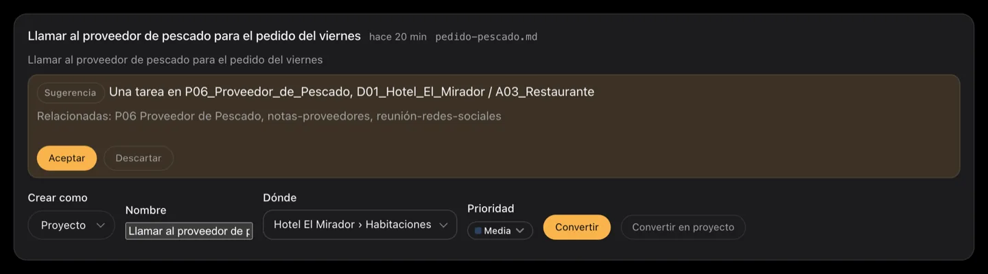 Seis capturas esperando en la bandeja. A tres se les ofrece una tarea en un proyecto con nombre y las notas con las que tienen que ver, con Aceptar o Descartar al lado de cada una. A una se le ofrece un proyecto sin confianza. A dos no se les ofrece nada: un recordatorio personal, y una escrita en español donde los proyectos están nombrados en inglés.