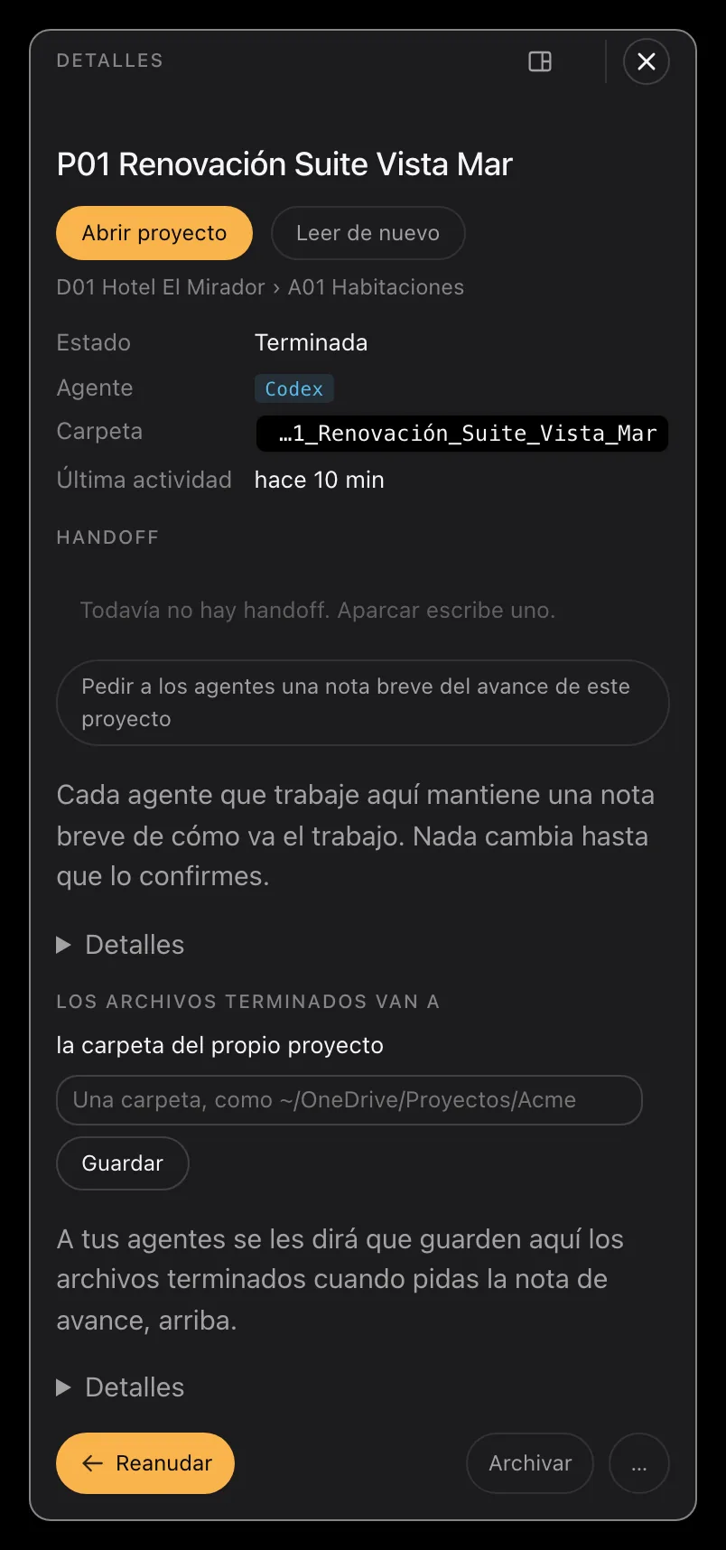El panel de detalles de un proyecto aparcado, abierto sobre el tablero: su estado, el agente que lo ejecutó, la carpeta en la que vive, cuándo estuvo activo por última vez, cuánto contexto usó y el handoff que escribió el agente, encima del botón Reanudar.