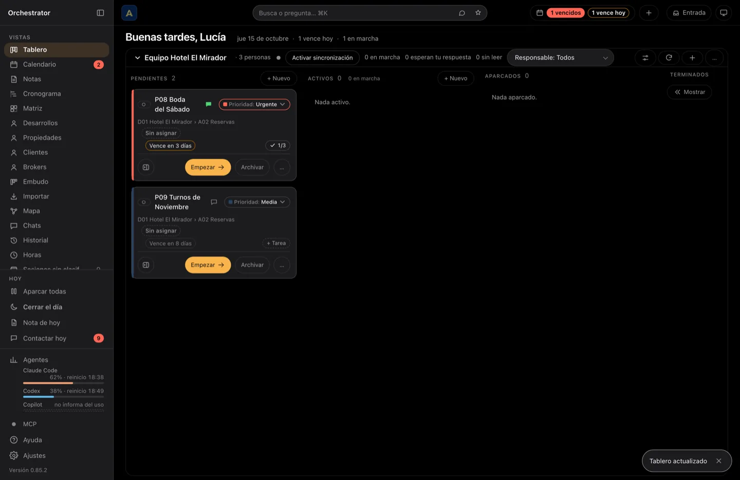 El tablero del equipo solo: tres tarjetas de proyecto, cada una con quien es su responsable, una sin asignar en la que Ana está trabajando con Codex y cuándo la tocó por última vez, otra que vence en tres días, y encima un control para elegir el trabajo de quién se muestra.